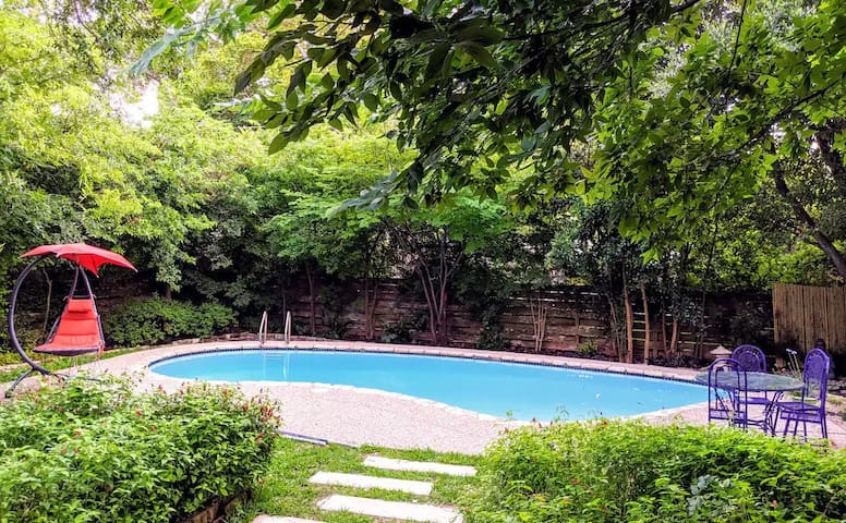 Modern Oasis w/ Heated Salt wtr Pool Fast Wi-Fi EV gallery image 2