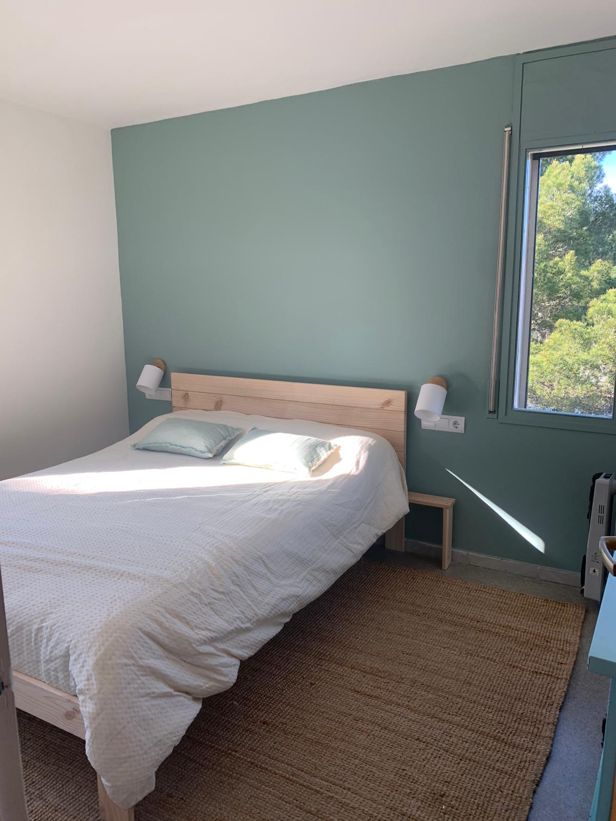 Hoofdkamer (kamer 1) met natuurlijke materialen en ontspannende tinten. Stretch visco matras 150 x 200.