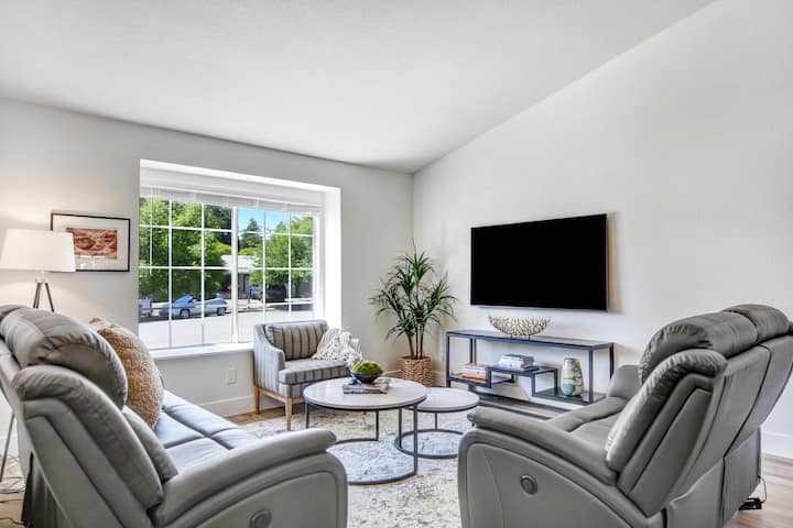 Centrally Located Modern Wine Country Home - Santa Rosa, CA