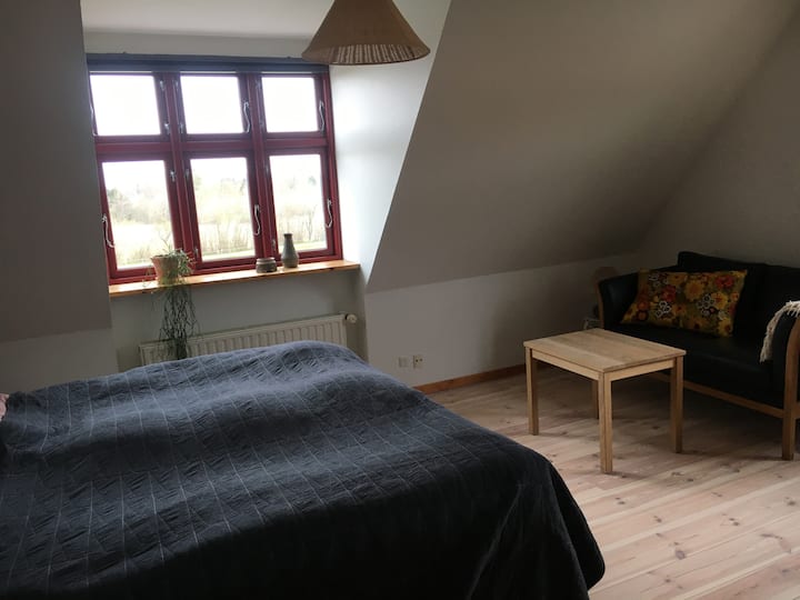 Dhomë gjumi me krevat dopio (180 x200) dhe krevat fëmijësh.