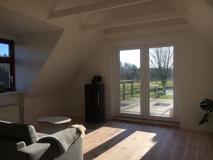 Pamje nga tavolina e ngrënies