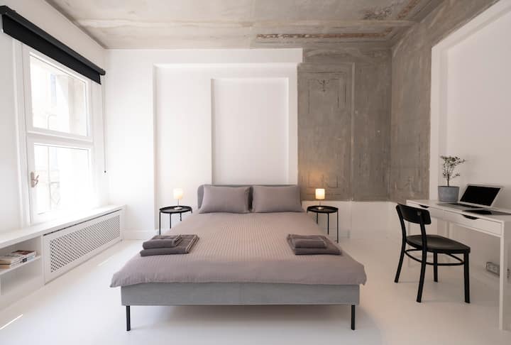 ダブルベッドとデスクを備えた1つ目のベッドルーム