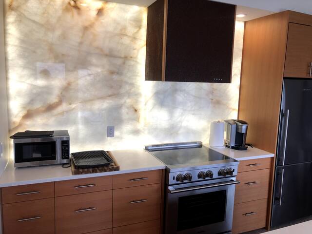 Oceanfront, 3 bed/3 bath/private hottub/relaxing gallery image 5