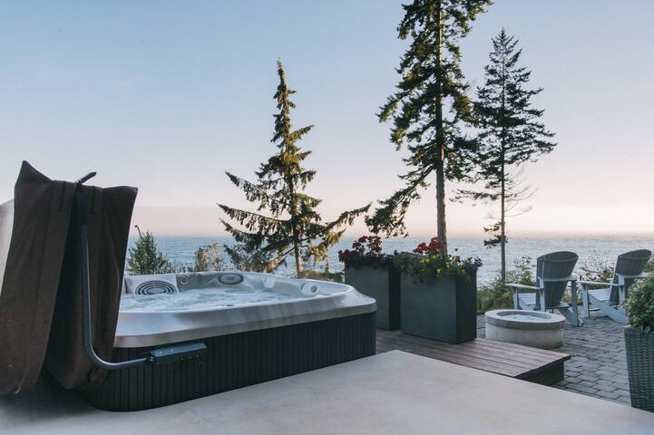 Oceanfront, 3 bed/3 bath/private hottub/relaxing gallery image 3