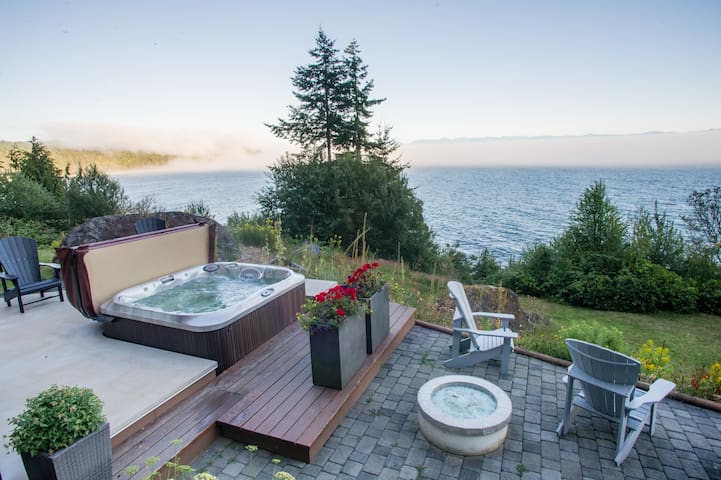 Oceanfront, 3 bed/3 bath/private hottub/relaxing
