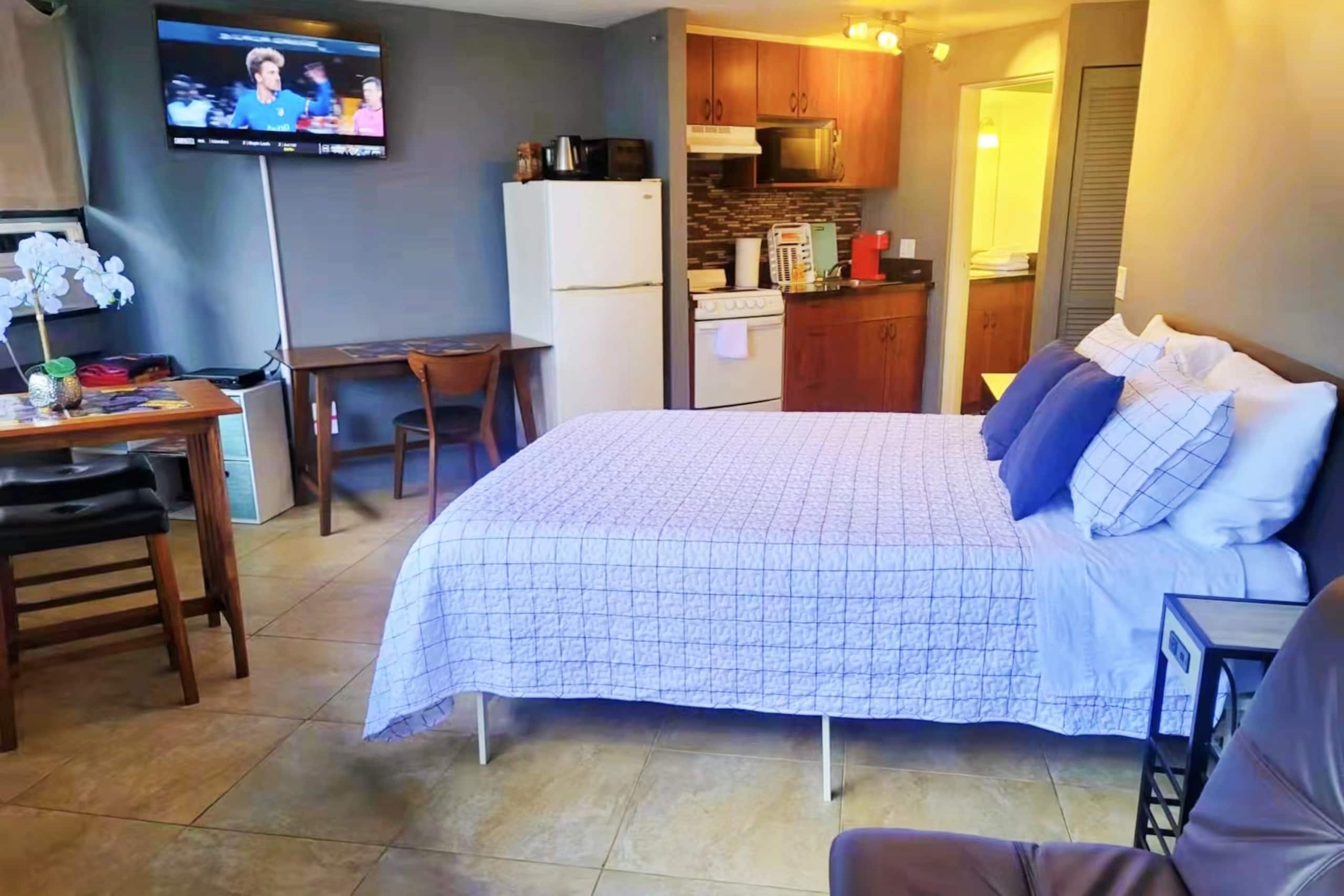 Condo in Honolulu · ★4.67 · Studio · 2 beds · 1 bath - Image 2