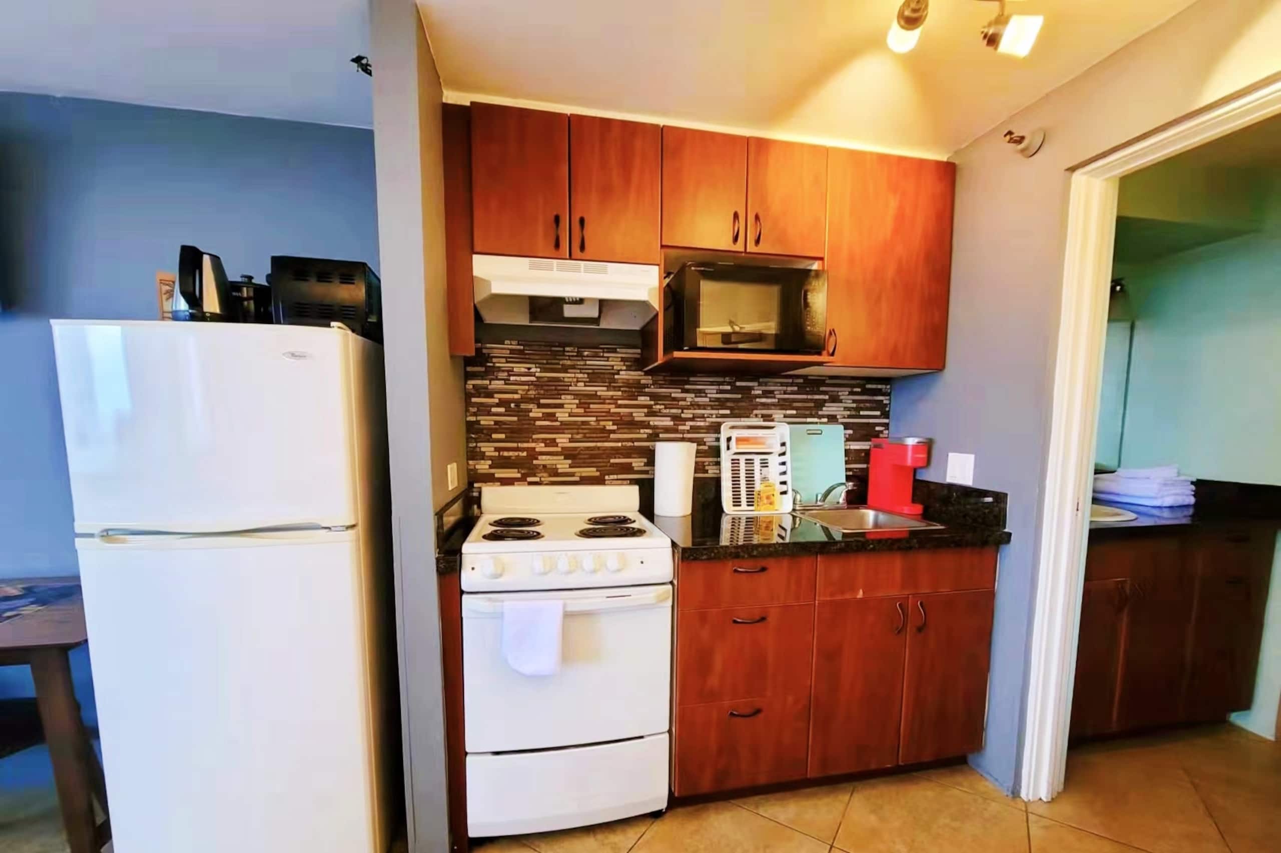 Condo in Honolulu · ★4.67 · Studio · 2 beds · 1 bath - Image 4