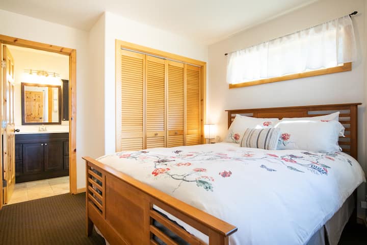 "What a lovely cabin and a lovely host. Everything was clean, and the place was beautiful. And the view is amazing!!" - Nikki, June 2024