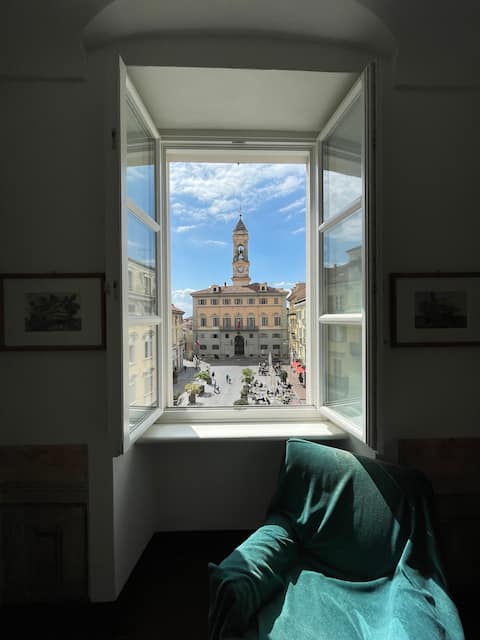 Apartment Facing the Square -Ivrea-