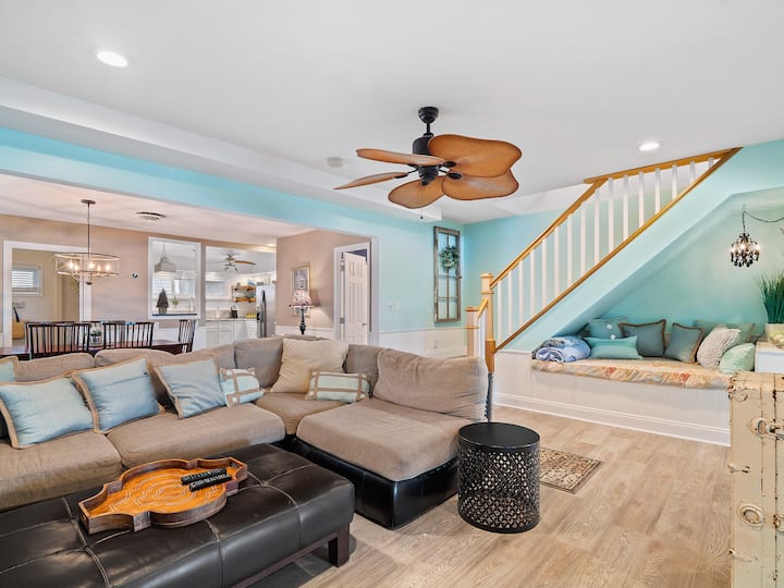 Oakwood Beach | Lakefront • Fire Pit + Hot Tub - Geneva-on-the-Lake, OH