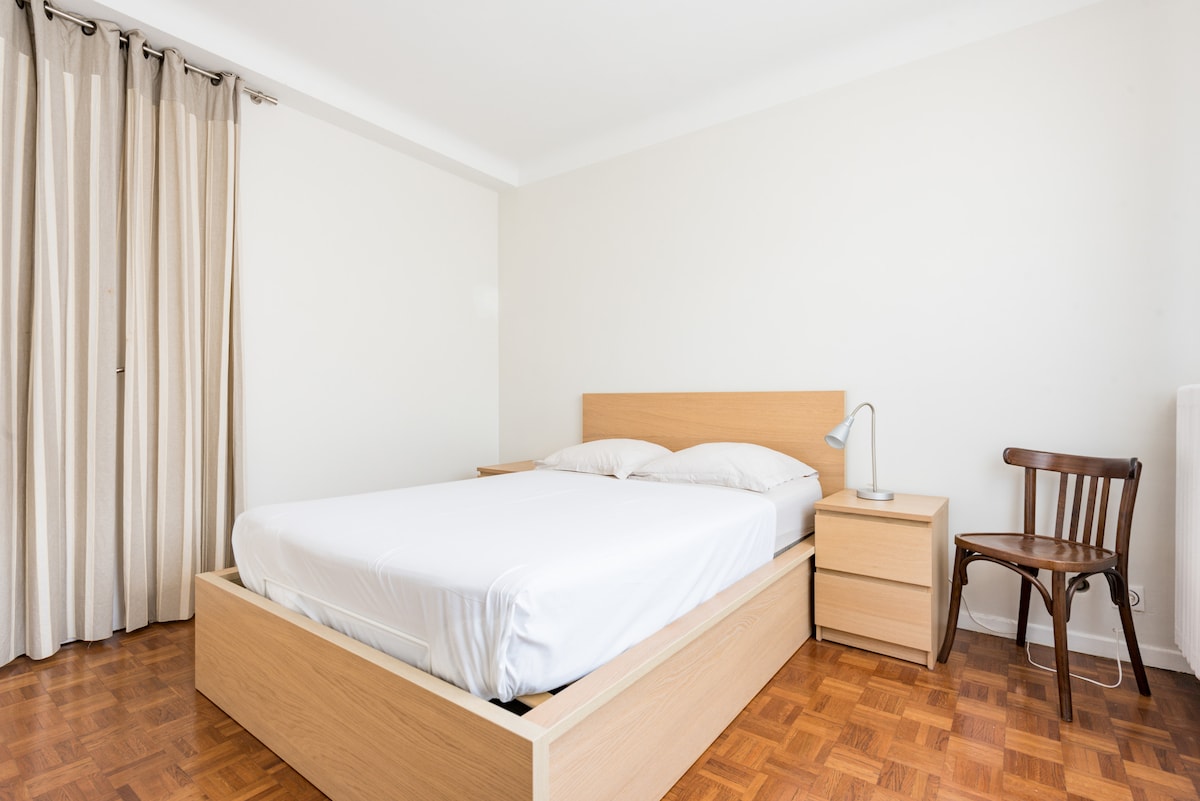 宽敞的休息室，大号双人床，舒适