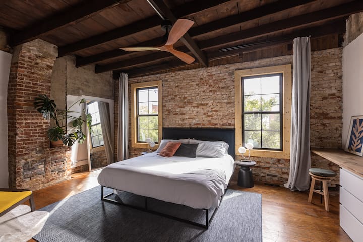 تحتوي غرفة النوم الرئيسية في الطابق العلوي على خزانة ملابس ومكتب عمل. تطل النوافذ على قمم شجرة القيقب ولكنها لا تزال توفر الكثير من الضوء الطبيعي. السرير الملكي هو الملاذ المثالي بعد يوم حافل باستكشاف المدينة. 