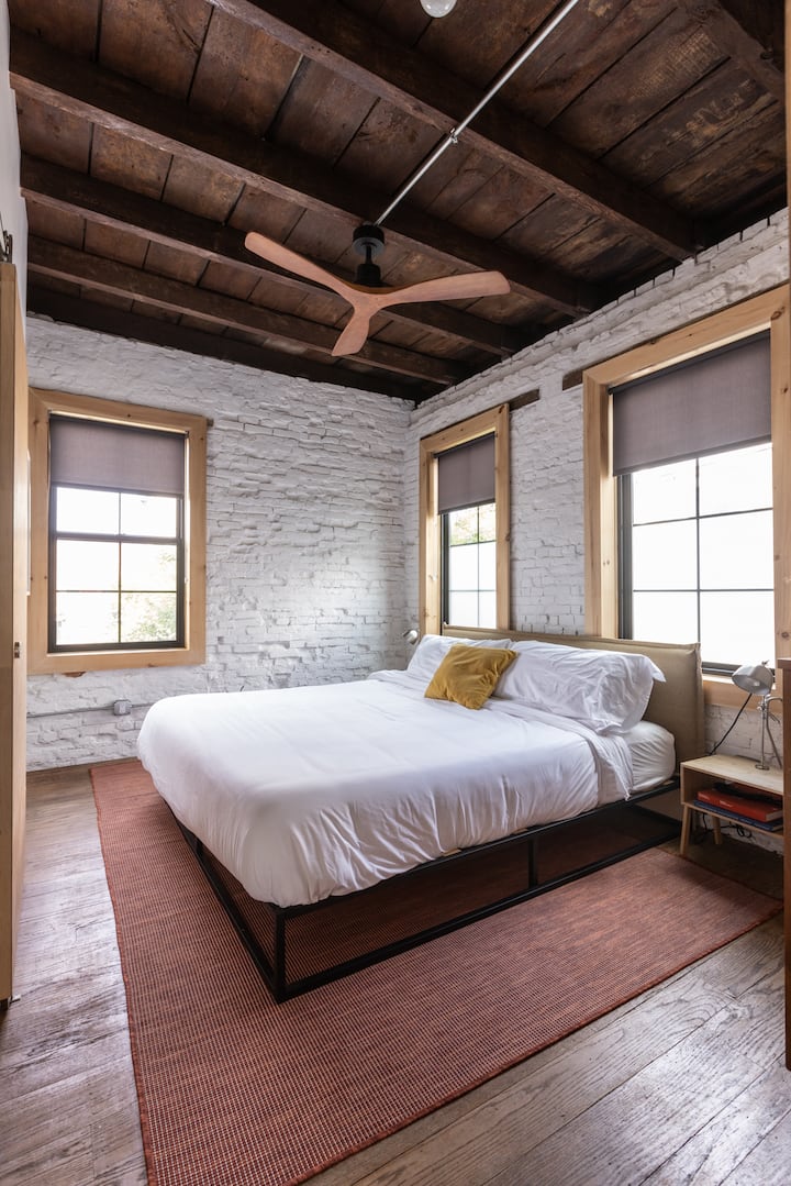 غرفة نوم الضيوف في الطابق العلوي تحصل على إضاءة صباحية رائعة. لدينا ظلال في جميع غرف النوم.  تحتوي غرفة نوم الضيوف على خزانة صغيرة مفتوحة وخزانة ملابس وطاولات بجانب السرير وحمام داخلي صغير مع دش مطري فاخر. 