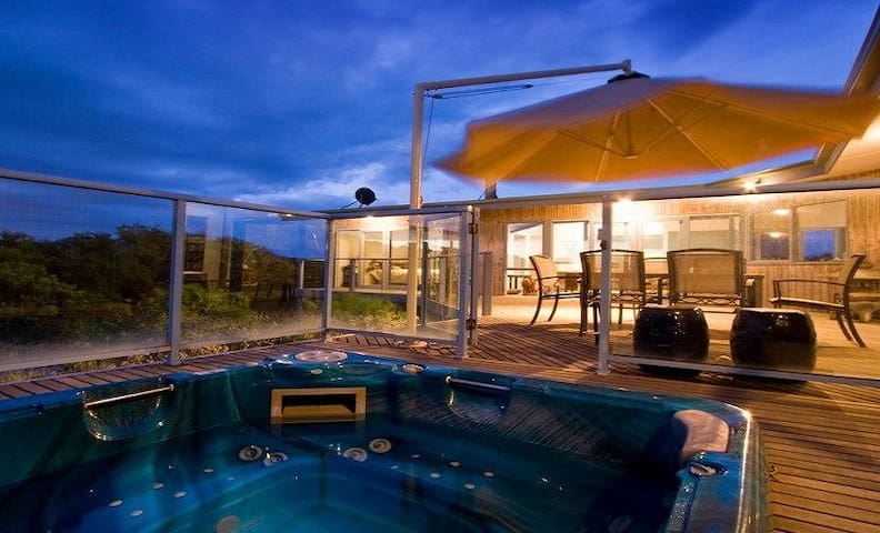 Back Beach Retreat with spa and ocean views
