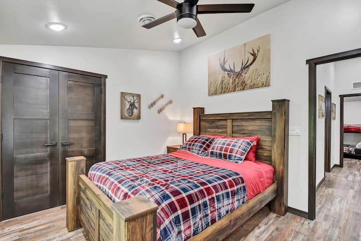 Upstairs Bedroom Queen bed.
