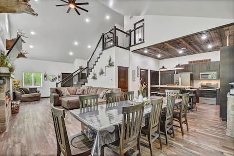 Custom Door Co Barndominium! Sleeps 12