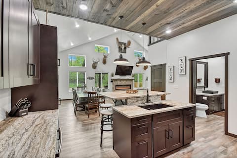 The Lodge Door Co. Sleeps 12!