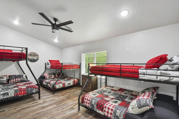 Upstairs Bunk Room, 3 full and 3 twin beds.