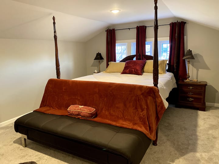 Ampia camera da letto principale con materasso king-size