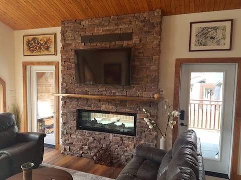Popular Airbnb listing: Warm rustic luxury chalet near lake and trails in Barrie