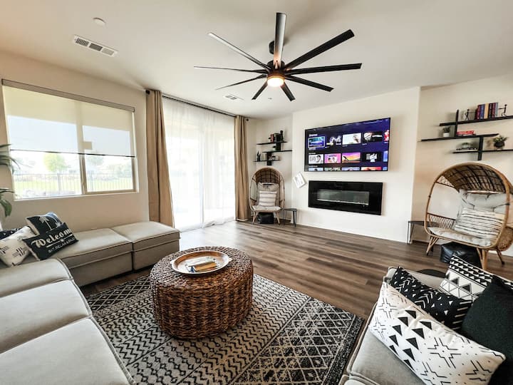 Course-front Getaway, Sparkling Pool And Lounge! - Coachella Festival