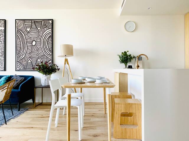 Contemporary 2BR apt in central Melb-Collins House gallery image 5