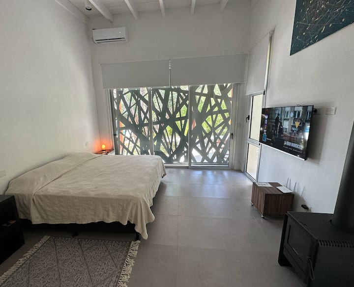 الغرفة الرئيسية، سرير بمقاس كبير، مكيف هواء بالحرارة الباردة، تلفزيون ذكي 55بوصة مع فيديو نتفليكس وأمازون برايم، سالاماندرا. 