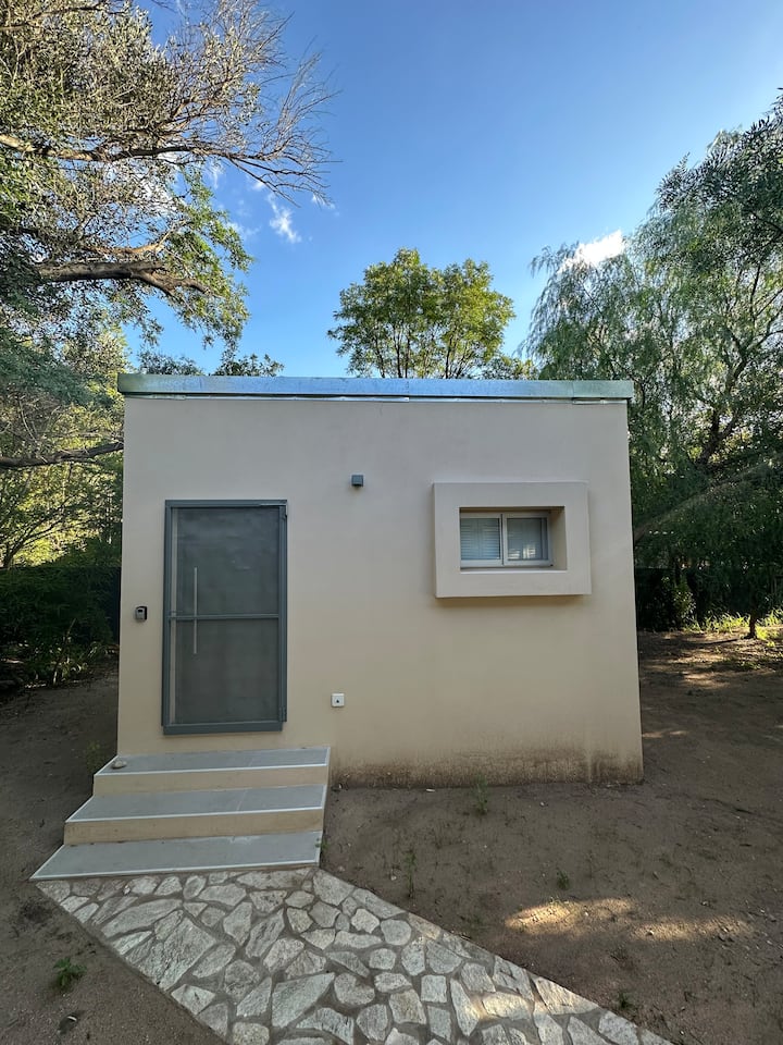 كوخ الضيف أمام المدخل الأمامي للبيت.