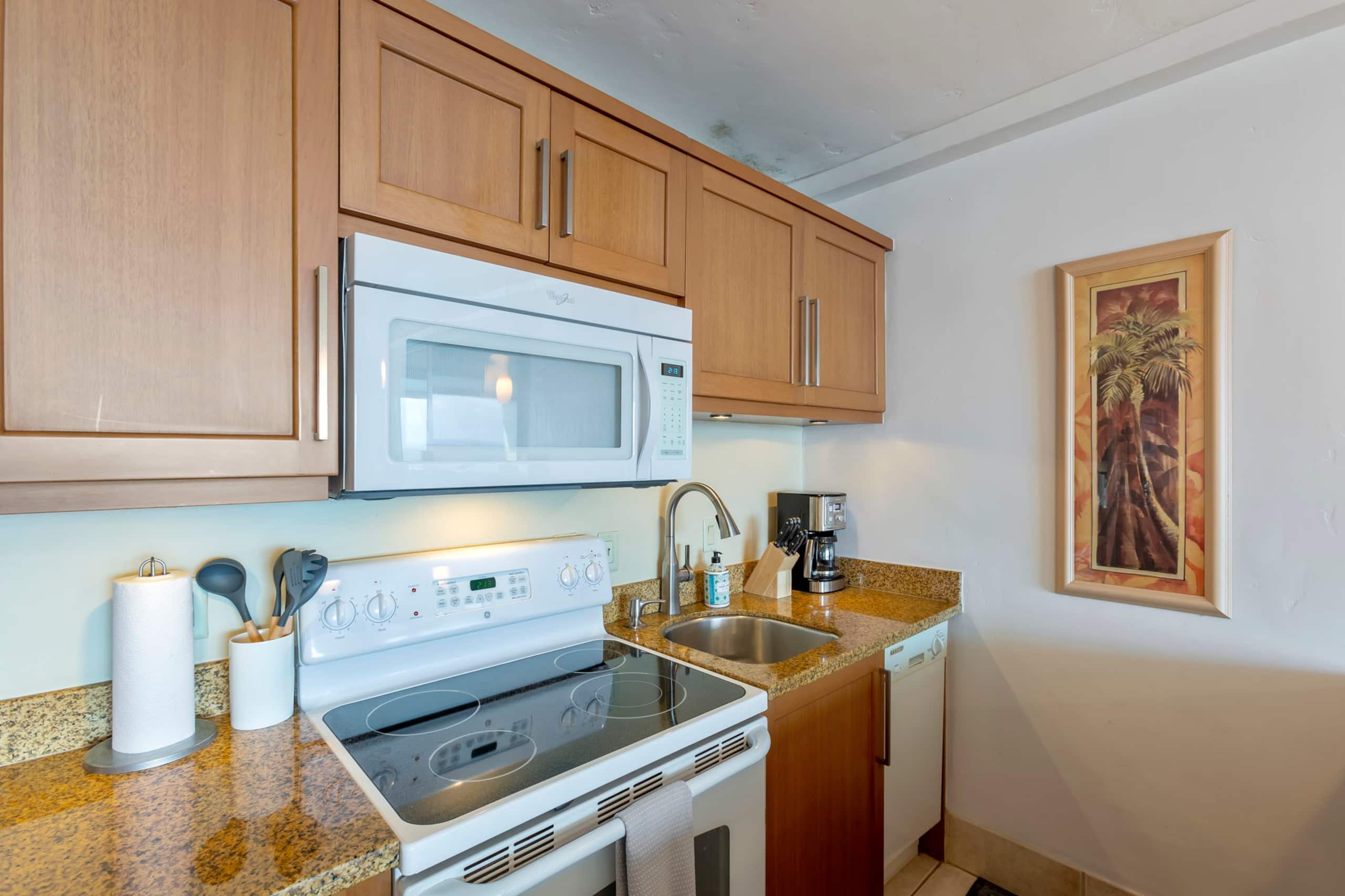 Condo in Lahaina · ★4.97 · Studio · 4 beds · 1 private bath - Image 16