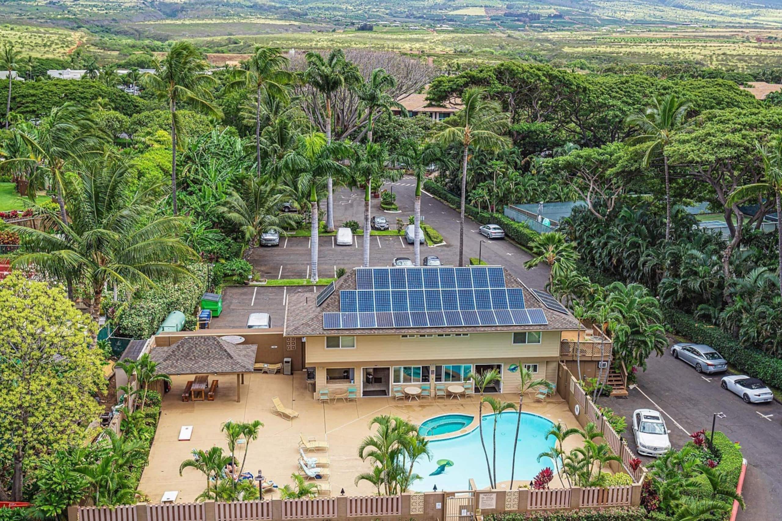 Condo in Lahaina · ★4.97 · Studio · 4 beds · 1 private bath - Image 36