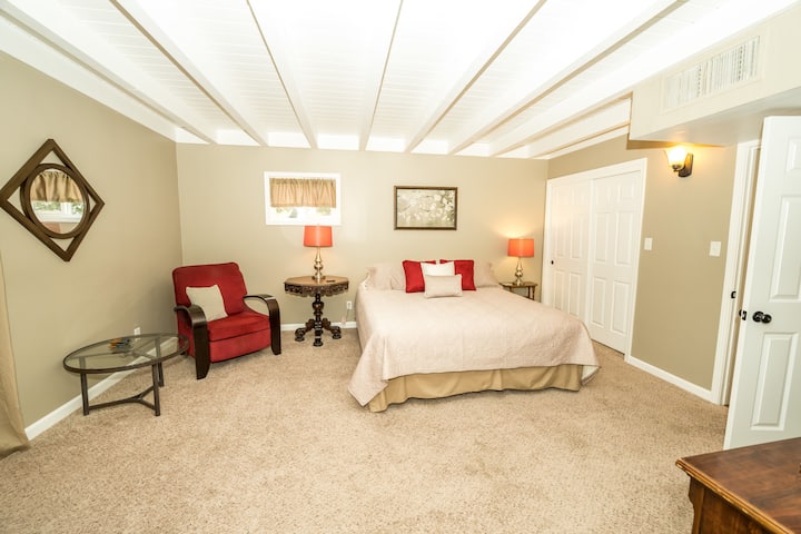 Dovoljno prostora za opuštanje u ovoj velikoj spavaćoj sobi u prizemlju s bračnim krevetom i ruksakom. 