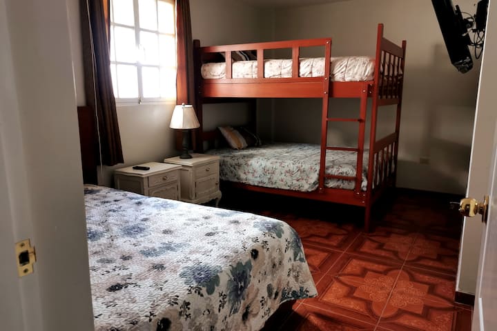 Habitación 2: 1 Cama de 2 plazas y 1 camarote de 2 plazas.