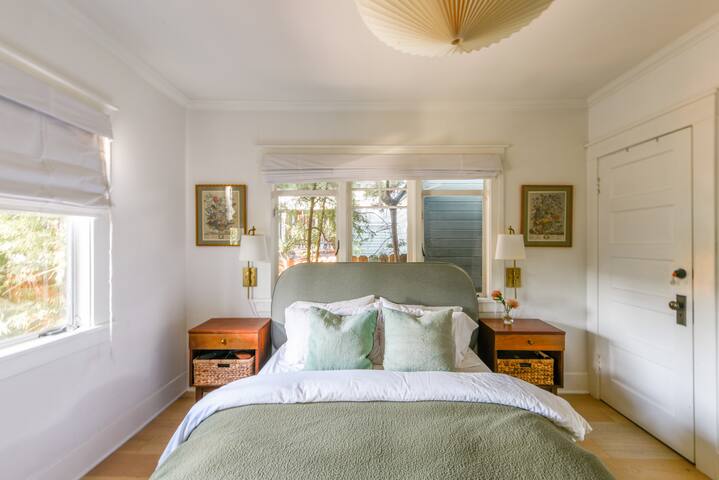 Spacious Designer Silver Lake 3/2 Craftsman Home gallery image 5