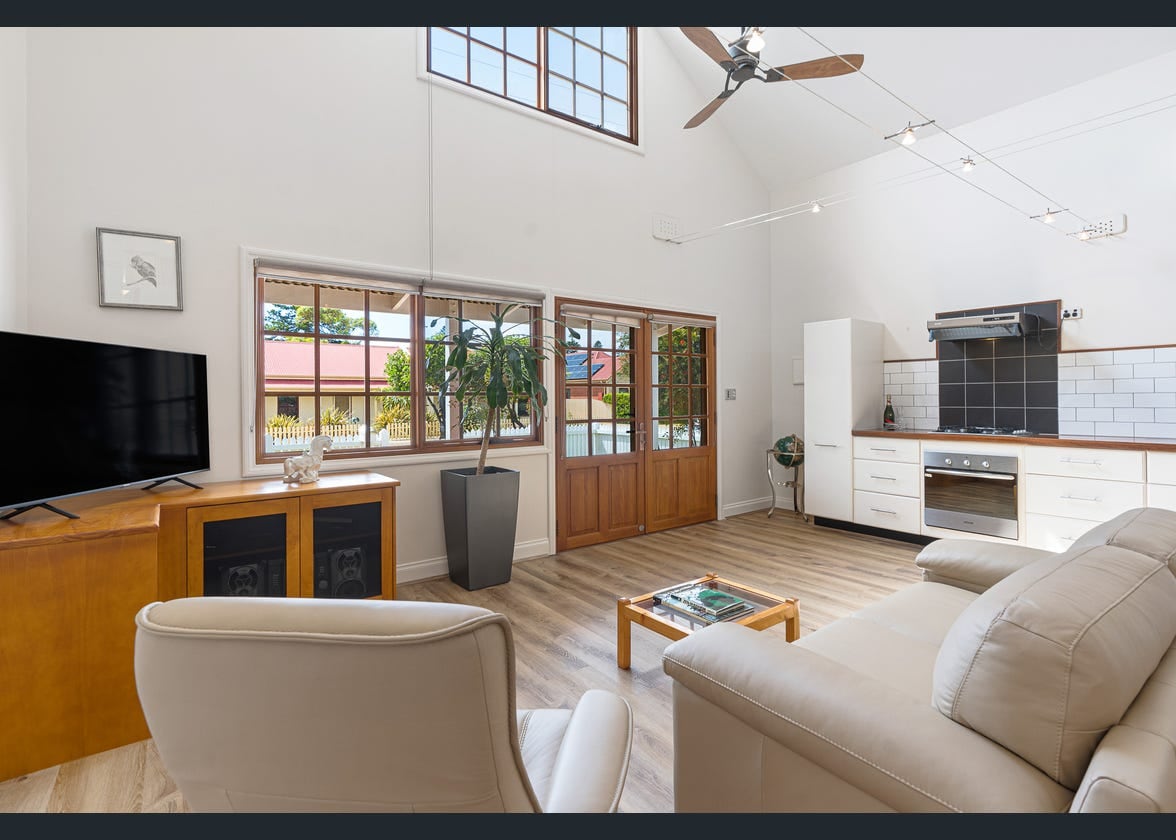 Successful Airbnb property: Quaint, modern cottage 'Little Highland', sleeps 4 in Alexandrina Council