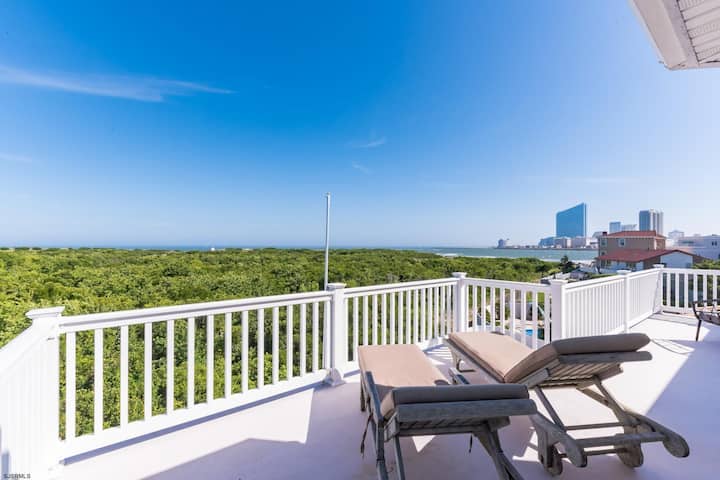 Спална соба на 3-ти кат.  Поглед кон Атлантик Сити. Кратко возење или Uber до ноќниот живот таму. 