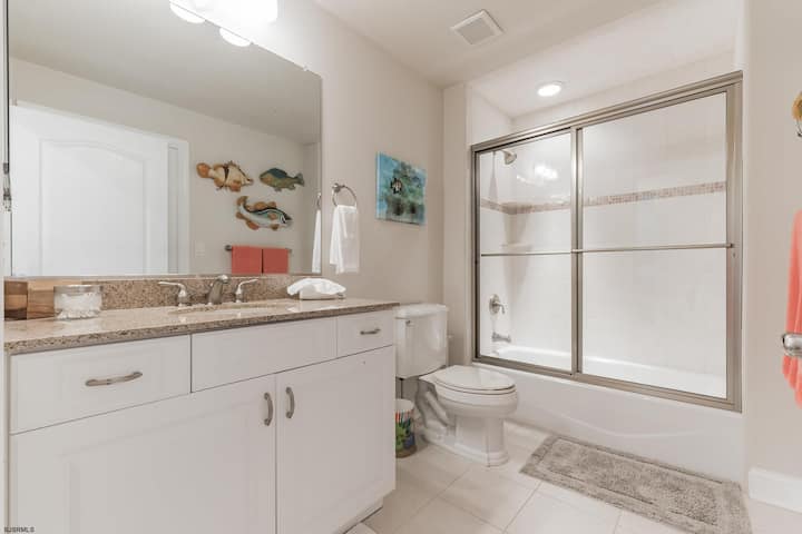 Бања за спалните соби на 2-ри и 3-ти кат. 