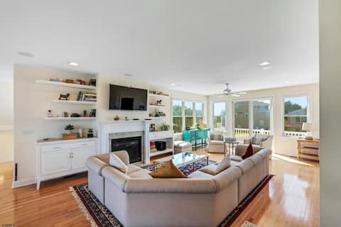 Cheerful 5-bedroom home with pool and ocean views!