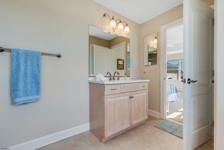 Втора бања со брачен кревет (широк 150-179 см). 