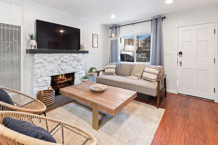 Newly Remodeled Between Bay & Beach *Parking*Patio