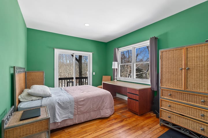 Camera da letto al primo piano con balcone