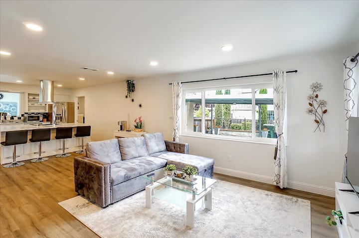 Cheerful 5-bedroom Home Near Concord Pavilion. - Concord, CA