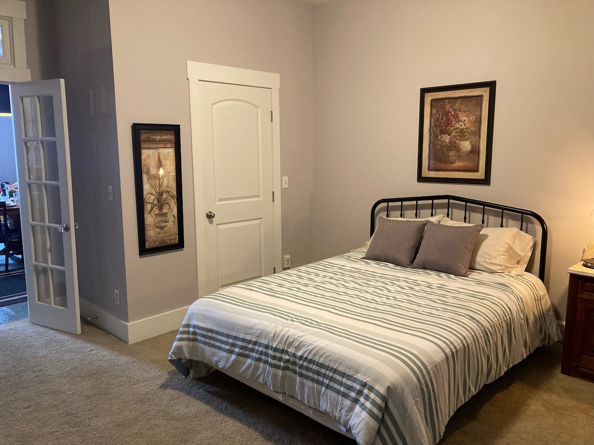 חדר שינה עם מיטה זוגית רחבה