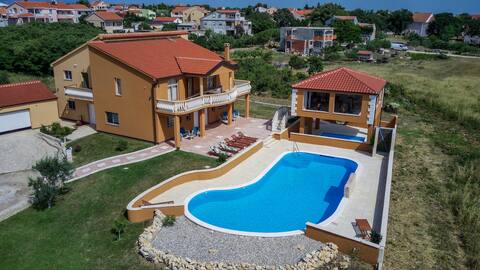 Sea view apartment with large pool & ocean breeze