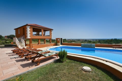 Top performing Airbnb: Sea view apartment with large pool & ocean breeze in Grbe