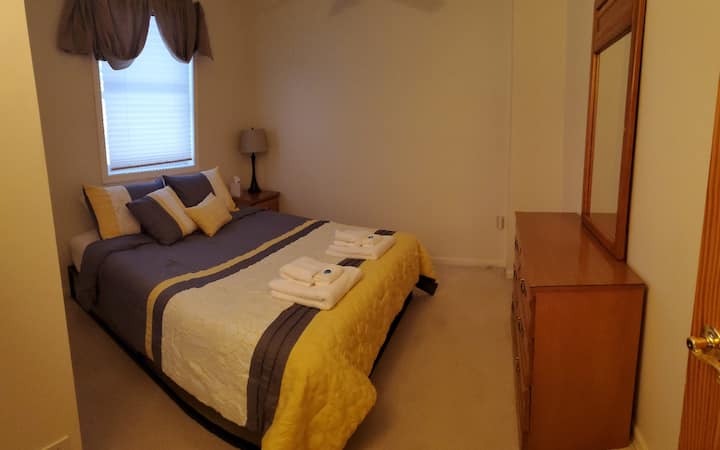 Slaapkamer op de begane grond met 1 queensize bed 