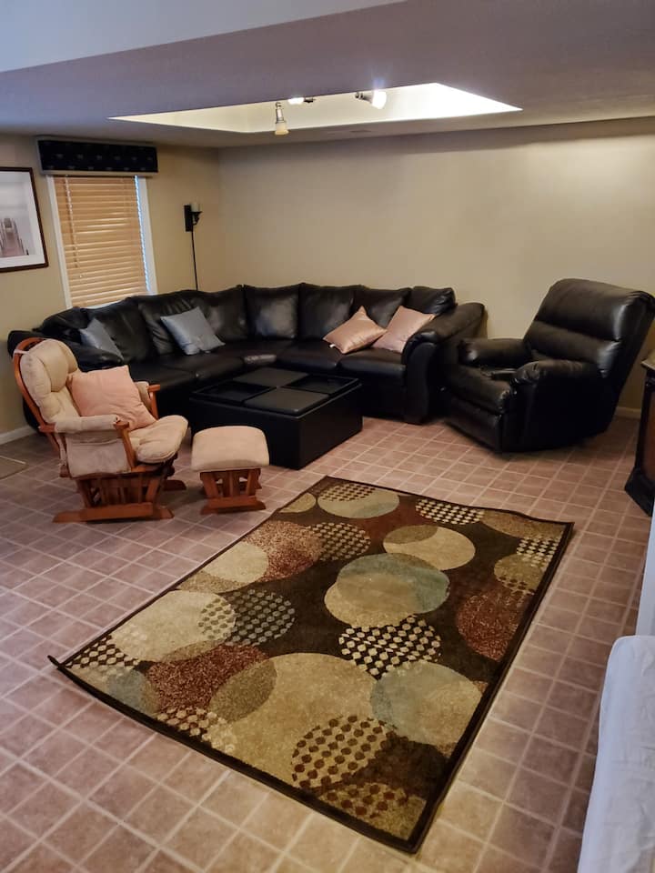 Beneden woonkamer naast bar en wandelingen naar buiten afgeschermd op de veranda