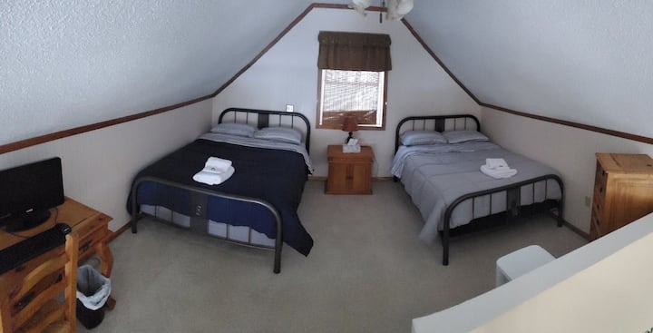 2 tweepersoonsbedden boven loft