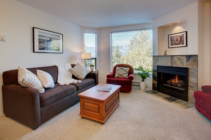 Mountainside 1br: Sleeps 4, Pool, Hot Tub & Private Balcony - Walk To Everything! - British Columbia