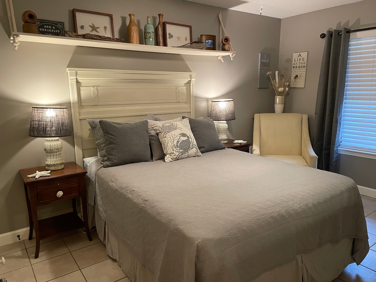 大型装修卧室，配备标准双人床、智能电视、蓝光吊扇