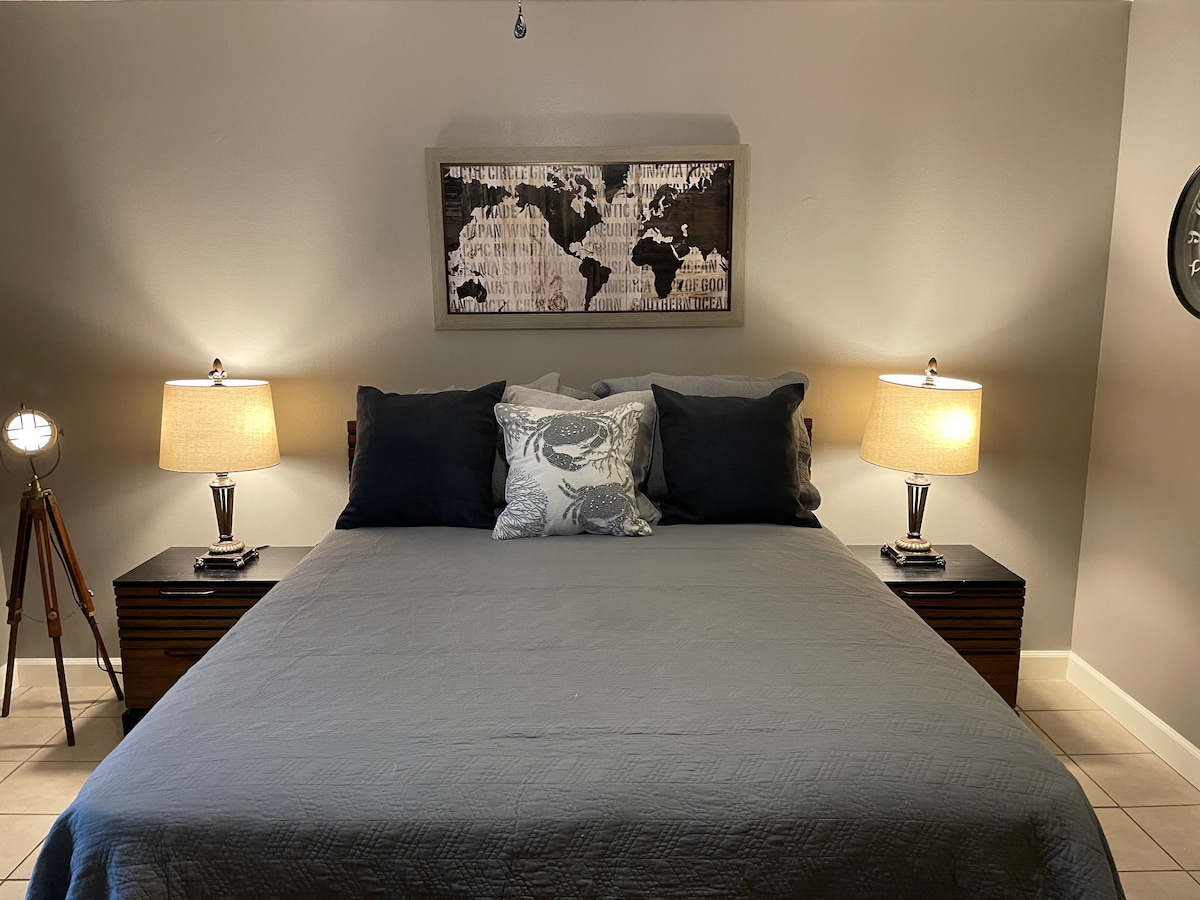 装修后的第二间卧室配有标准双人床、智能电视、蓝光吊扇